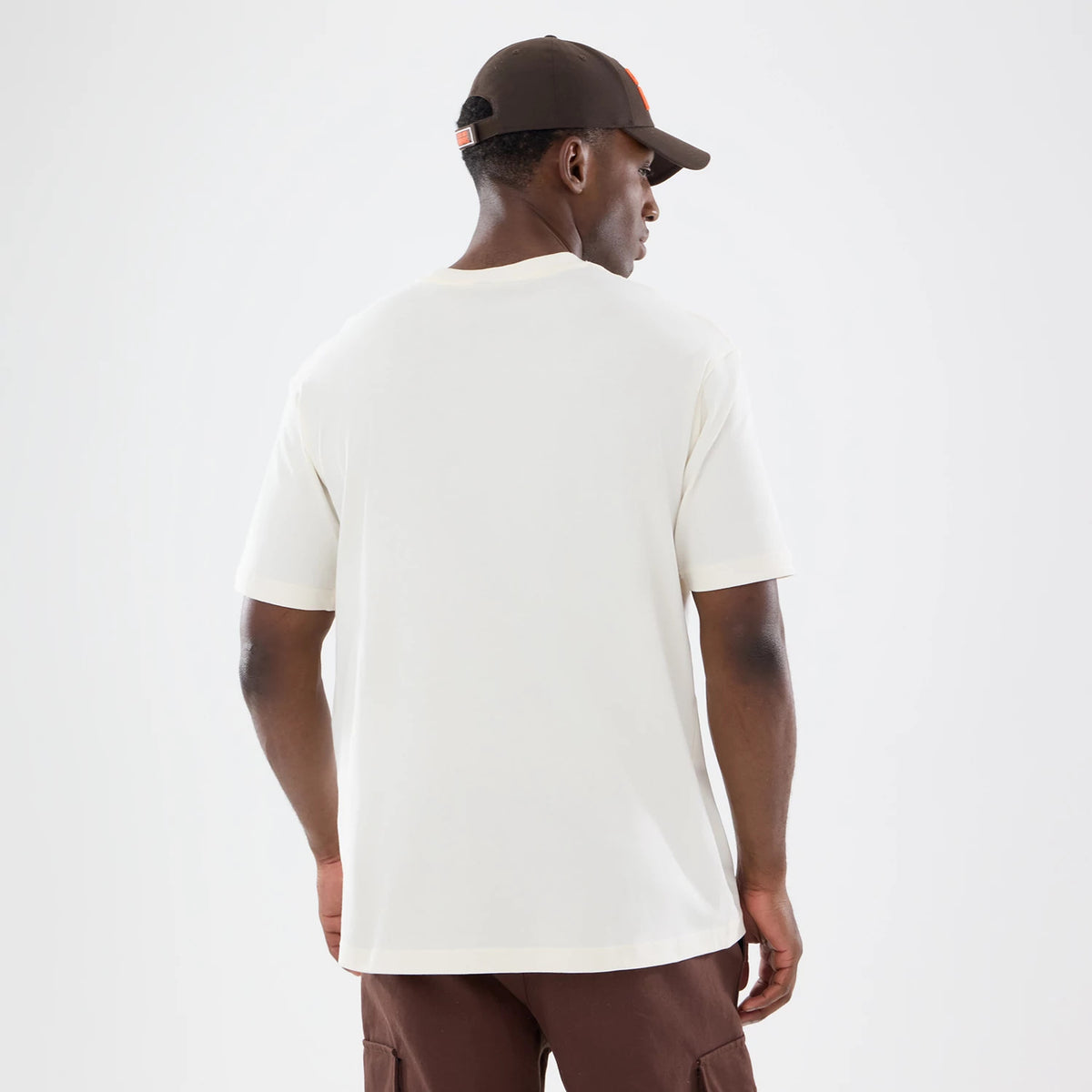 The model is wearing this NFL Sport Classic Cleveland Browns T-Shirt in cream. 2