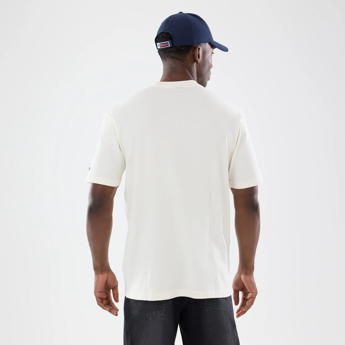 The model is wearing this NFL Sport Classic Chicago Bears T-Shirt in cream. 2