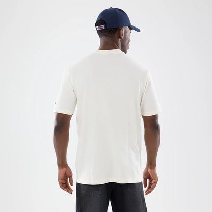 The model is wearing this NFL Sport Classic Chicago Bears T-Shirt in cream. 2