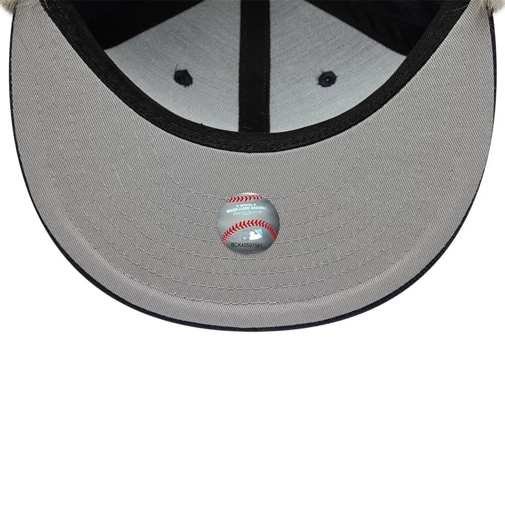 Pictured is this MLB Cotton Canvas New York Yankees Dogear 59FIFTY Fitted cap in navy. 3