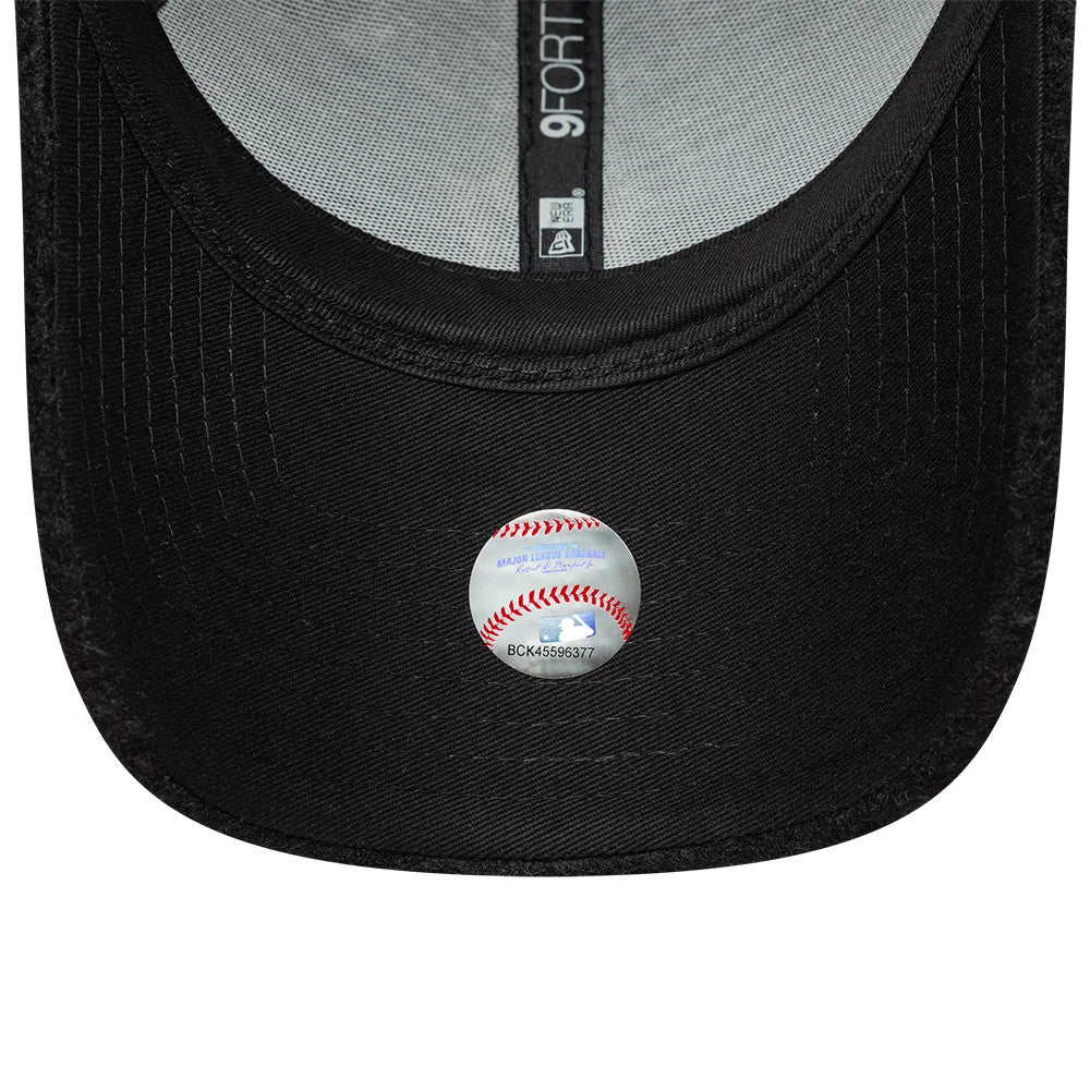 Pictured is this MLB Chainstitch Winter Borg New York Yankees 9FORTY cap in black. 5