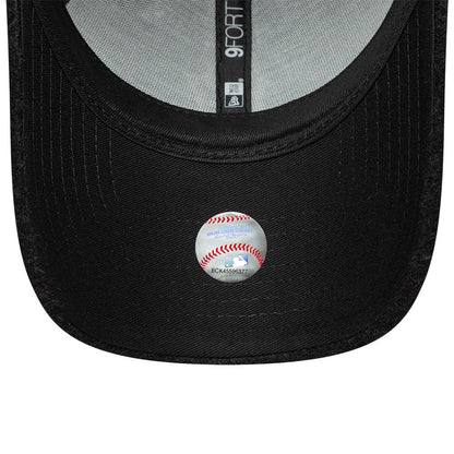 Pictured is this MLB Chainstitch Winter Borg New York Yankees 9FORTY cap in black. 5