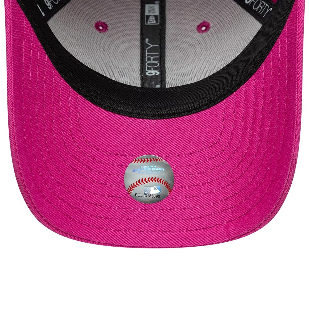 Pictured is this Youth MLB League Essential New York Yankees 9FORTY cap in bright pink. 5