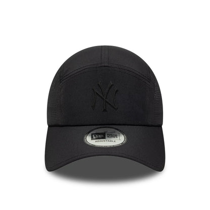 Pictured is this MLB Tech Midi New York Yankees Runner cap in black. 2