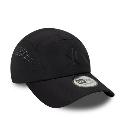 Pictured is this MLB Tech Midi New York Yankees Runner cap in black. 3