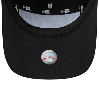 Pictured is this MLB Tech Midi New York Yankees Runner cap in black. 5