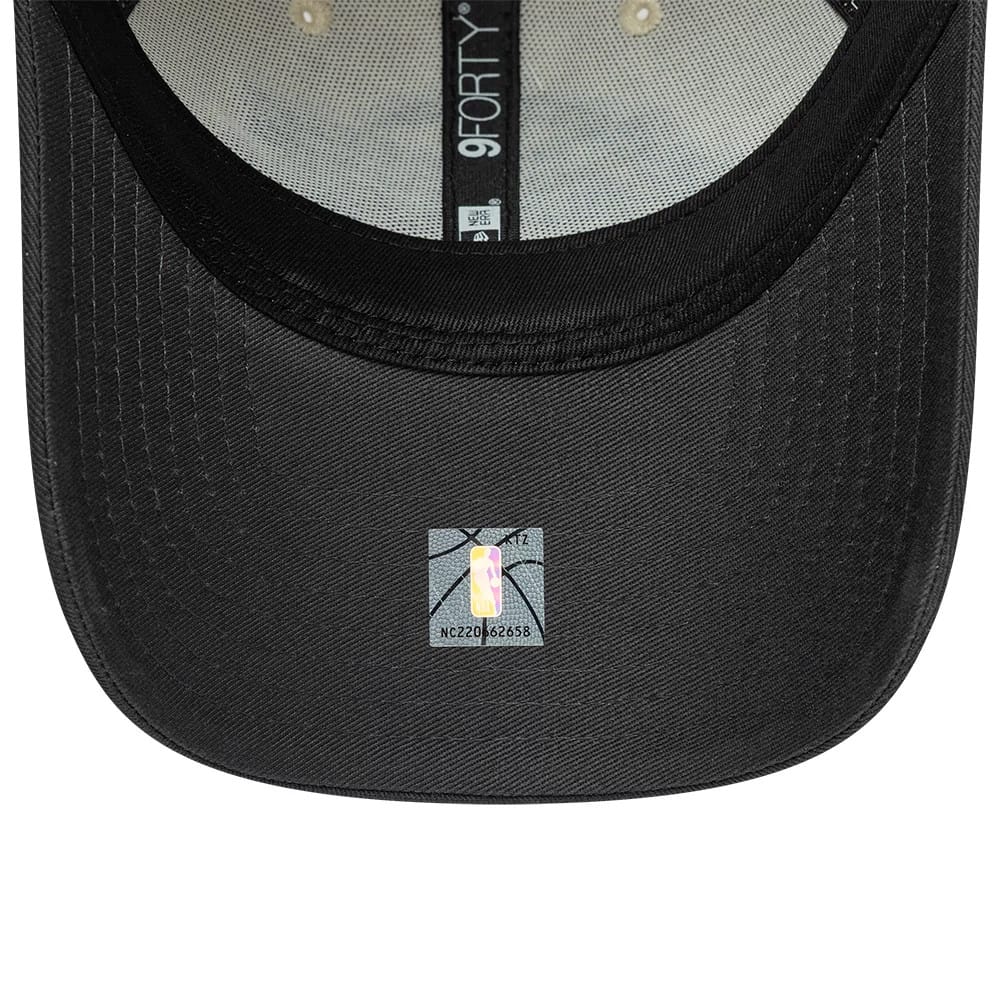 Pictured is this NBA Colourblock LA Lakers 9FORTY cap in cream & black. 5