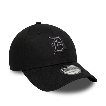 Detroit Tigers MLB League Essential Black New Era 9FORTY Adjustable Cap, three-quarter view showing the grey raised embroidered Tigers logo on the front panel, a curved black visor, and a 9FORTY size sticker on the top of the visor.
