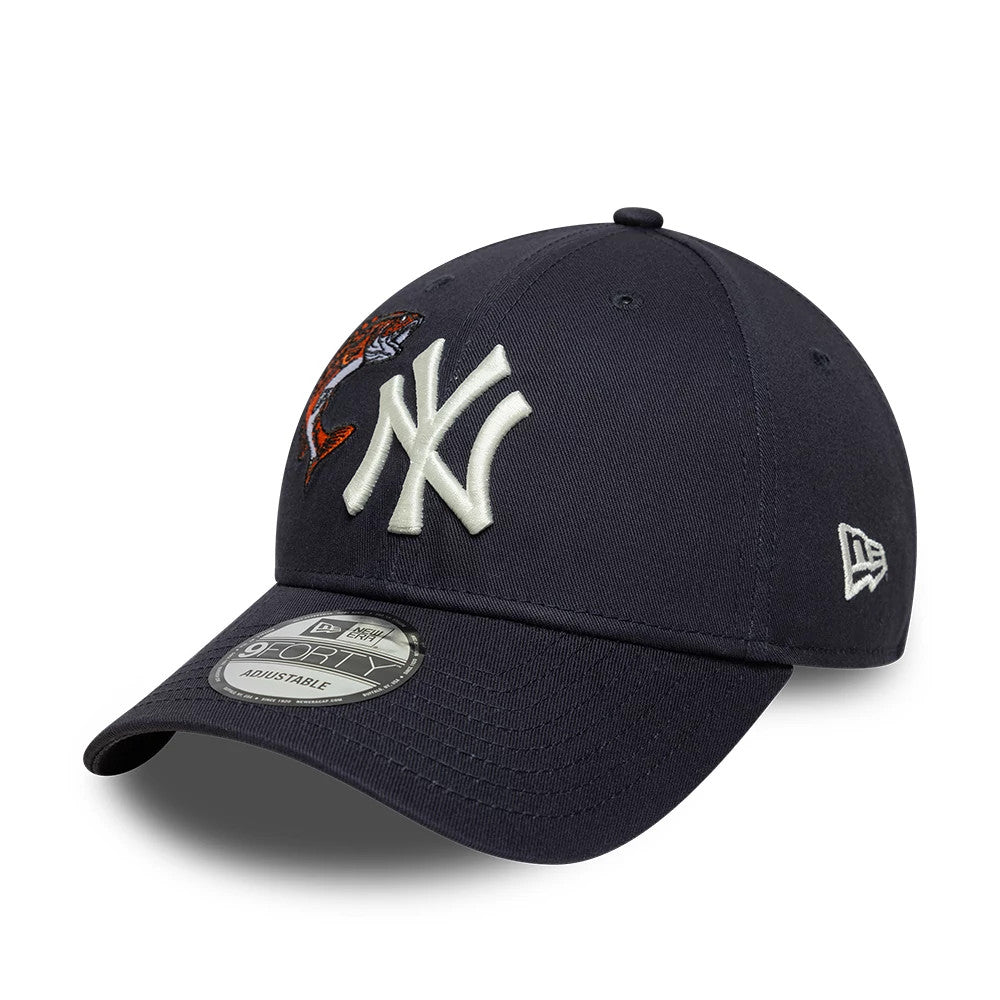 Pictured is this MLB Outdoor Icon New York Yankees 9FORTY cap in navy. 3