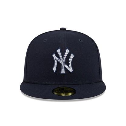 Pictured is this MLB Rhinestone Badge New York Yankees 59FIFTY Fitted cap in navy. 3