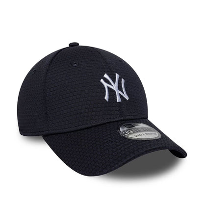 Pictured is this MLB Tech New York Yankees 39THIRTY Stretch Fit cap in navy. 3
