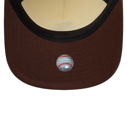 Pictured is this MLB Suede Visor Chicago White Sox 9FIFTY A-Frame Snapback cap in Cream. 7