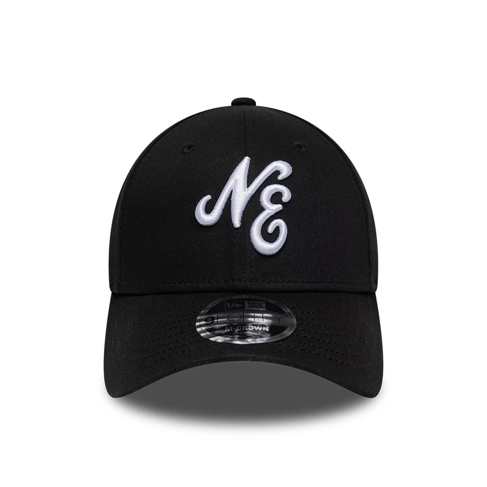 Pictured is this New Era Heritage Connect 9FORTY M-Crown cap in black. 2