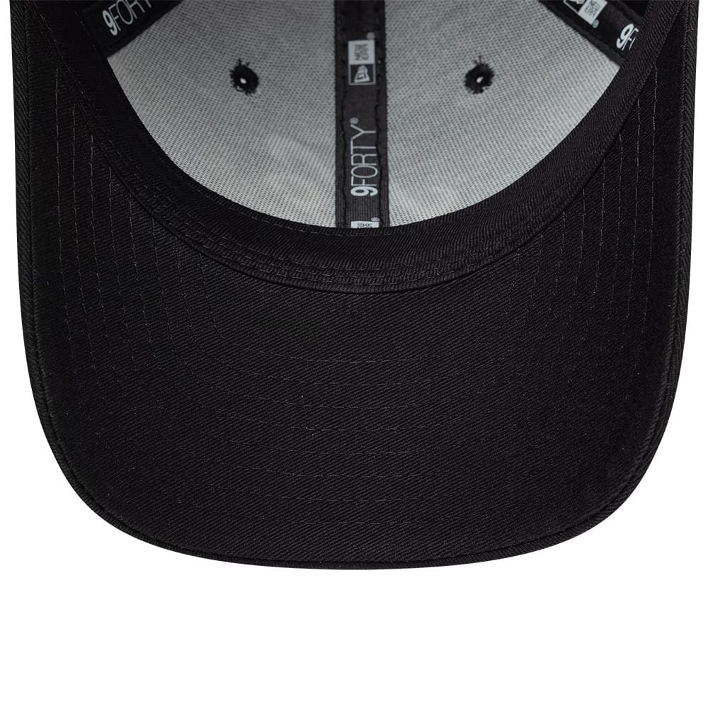 Pictured is this New Era Heritage Connect 9FORTY M-Crown cap in black. 7