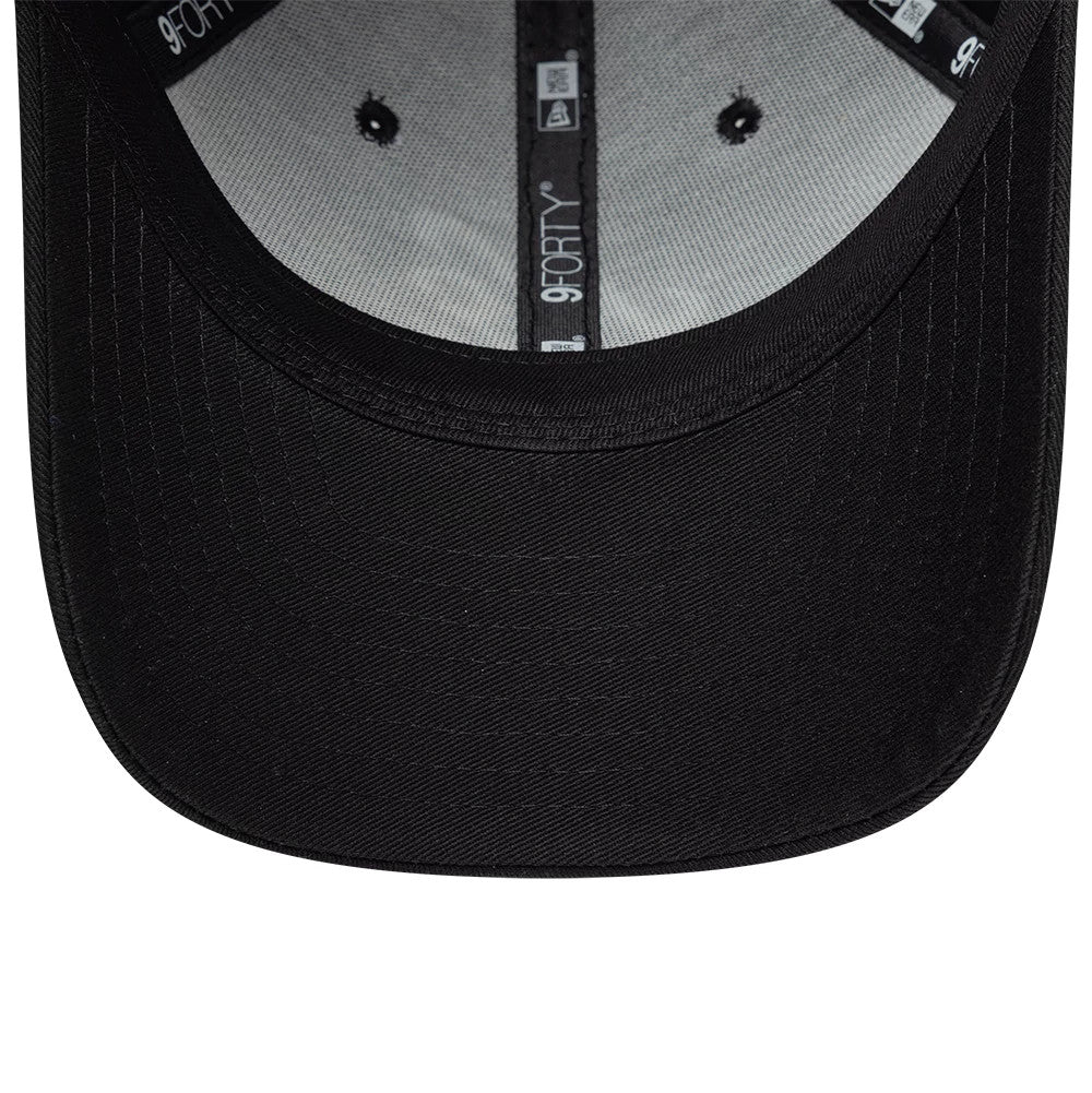 Pictured is this New Era Heritage Connect 9FORTY M-Crown cap in black. 7