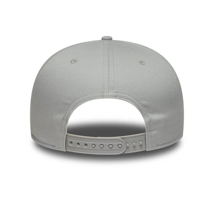 Pictured is this MLB League Essential New York Yankees 9FIFTY Snapback Adjustable cap in light grey. 4