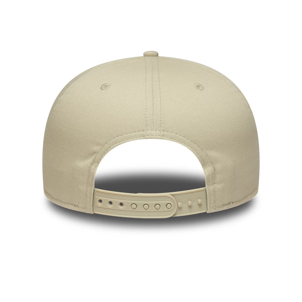 Pictured is this MLB League Essential New York Yankees 9FIFTY Snapback Adjustable cap in light beige. 4