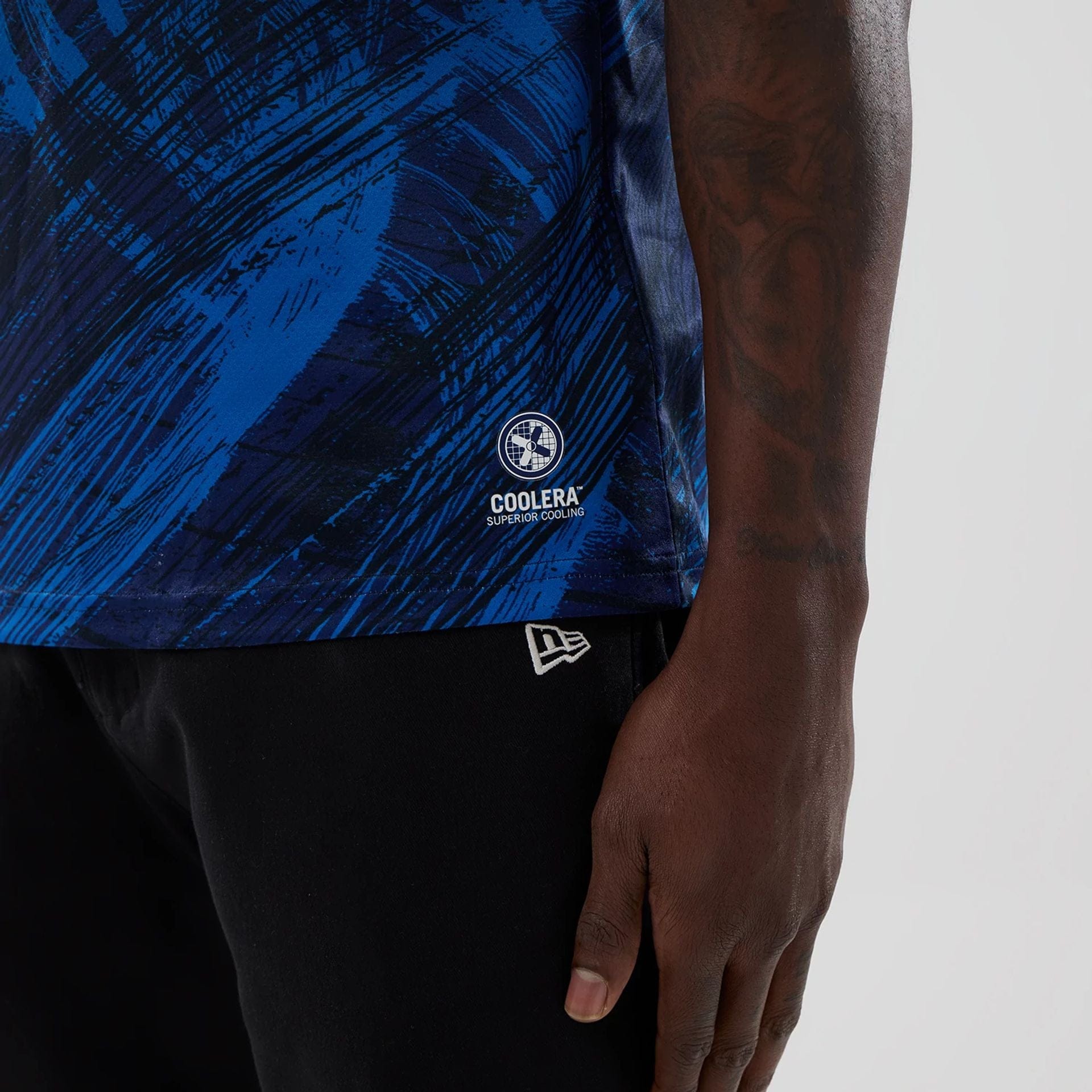 The model is wearing this Alex Albon Atlassian Williams F1 Team Tech T-shirt in navy. 7