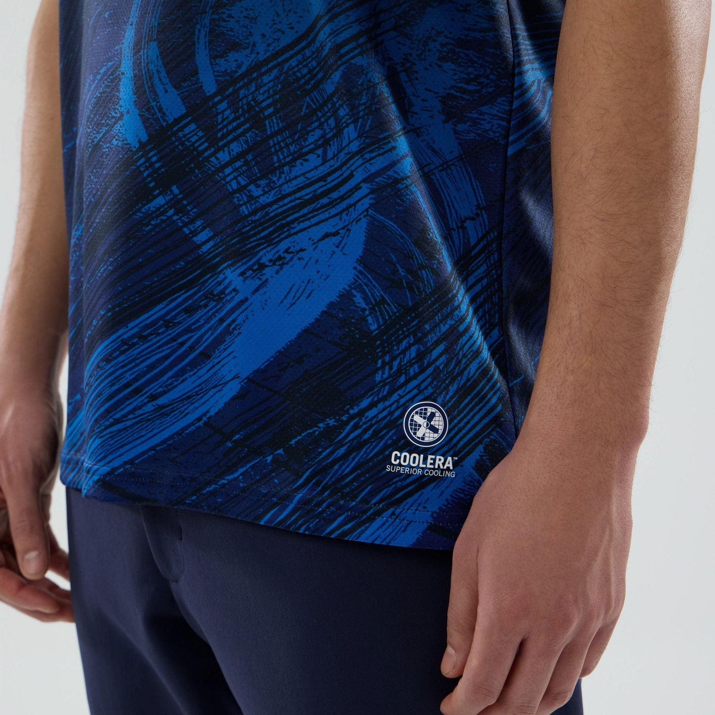 The model is wearing this Carlos Sainz Atlassian Williams F1 Team Tech T-shirt in navy. 4