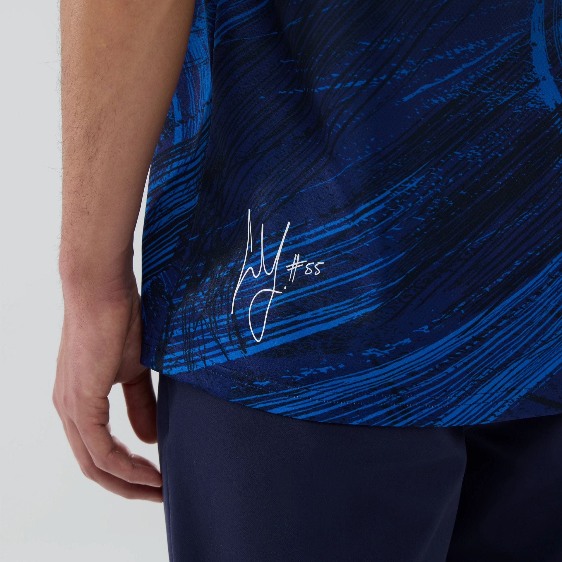 The model is wearing this Carlos Sainz Atlassian Williams F1 Team Tech T-shirt in navy. 7