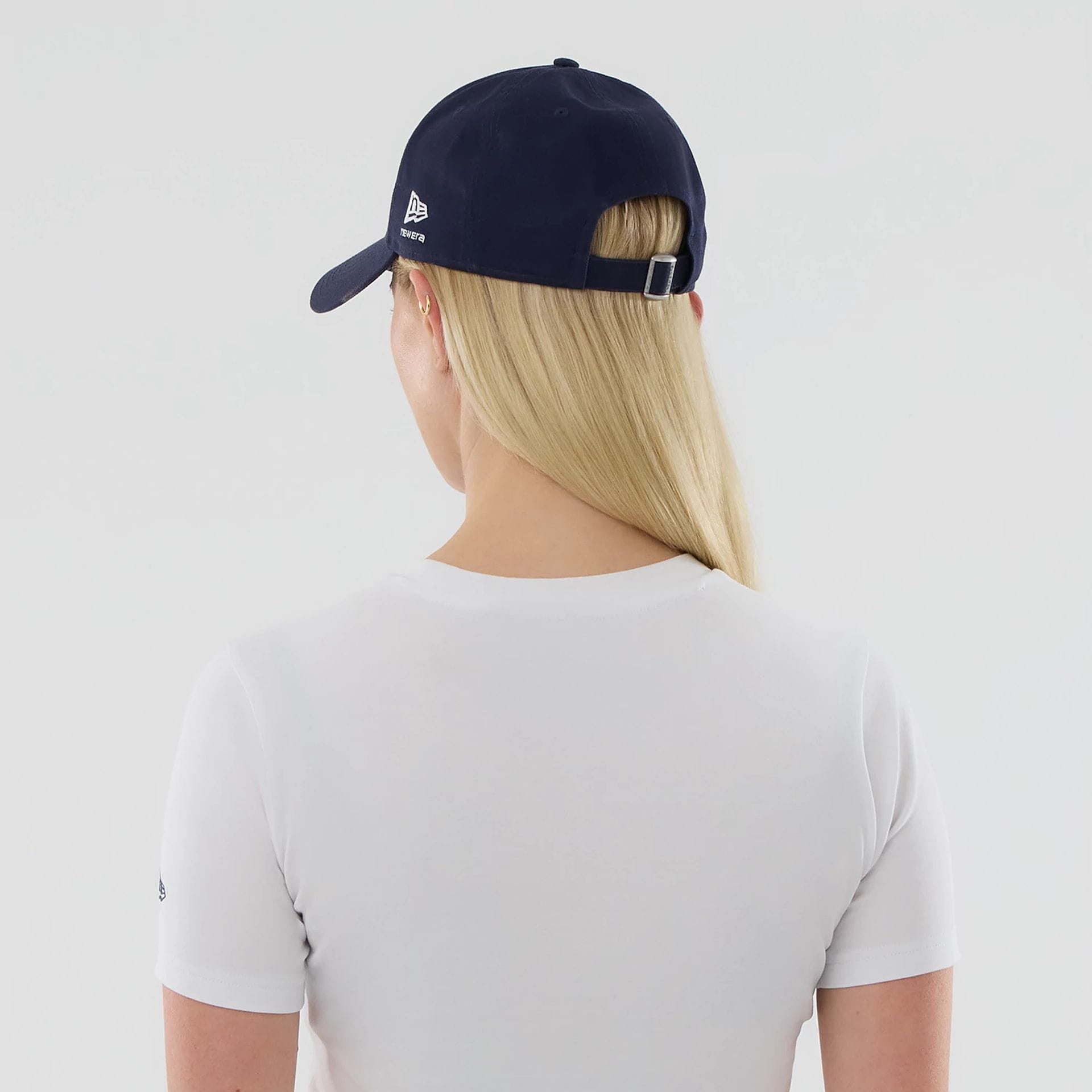 The model is wearing this Womens Atlassian Williams F1 Team T-Shirt in white. 7