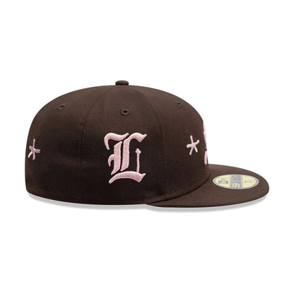 Pictured is this Mora Lo Mismo De Siempre 59FIFTY Fitted cap in dark brown. 7