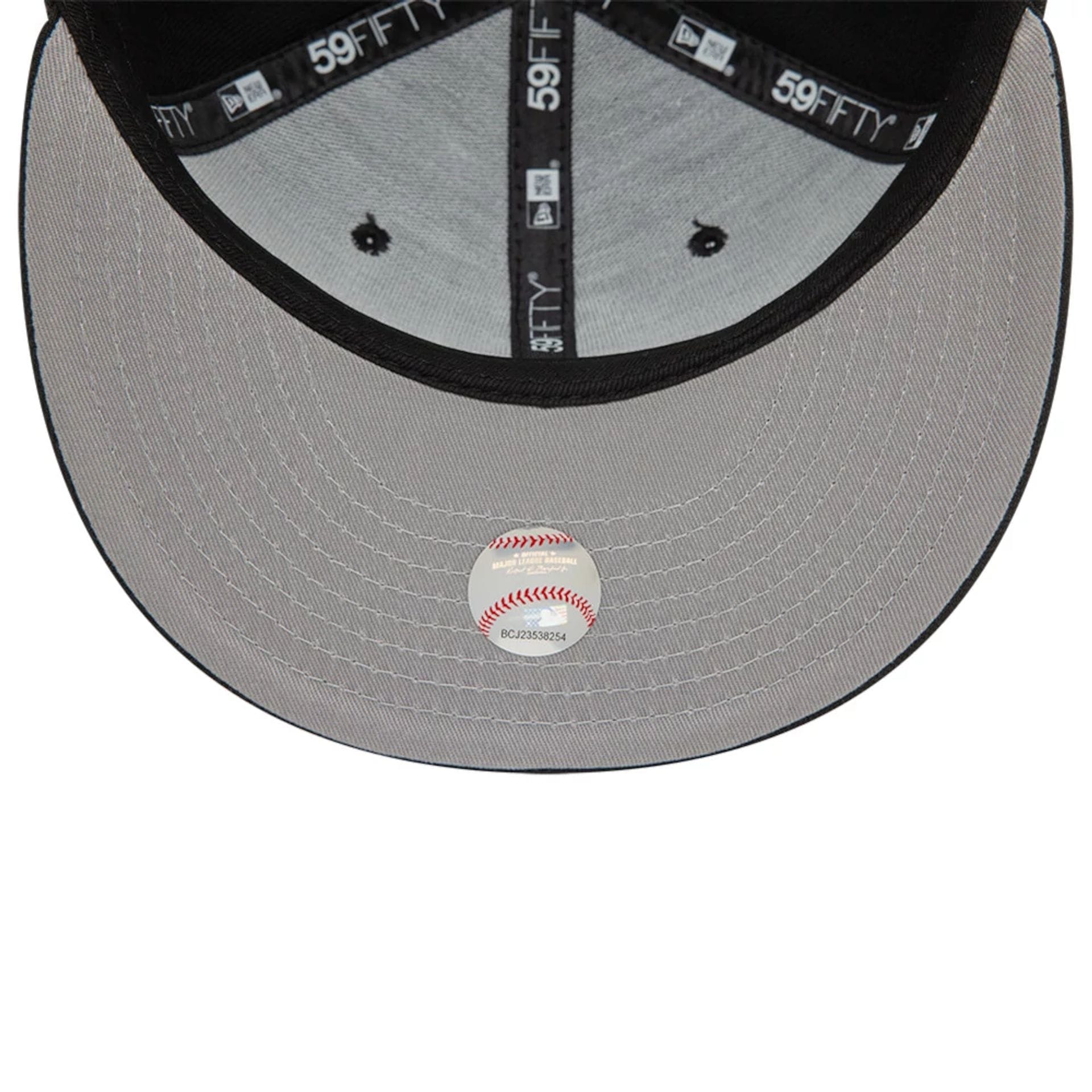 Pictured is this MLB Heart Icon Chicago White Sox 59FIFTY Fitted cap in black. 2