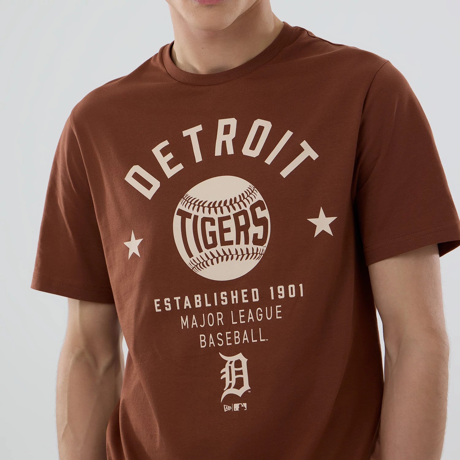 The model is wearing this MLB Graphic Detroit Tigers T-Shirt in brown. 4