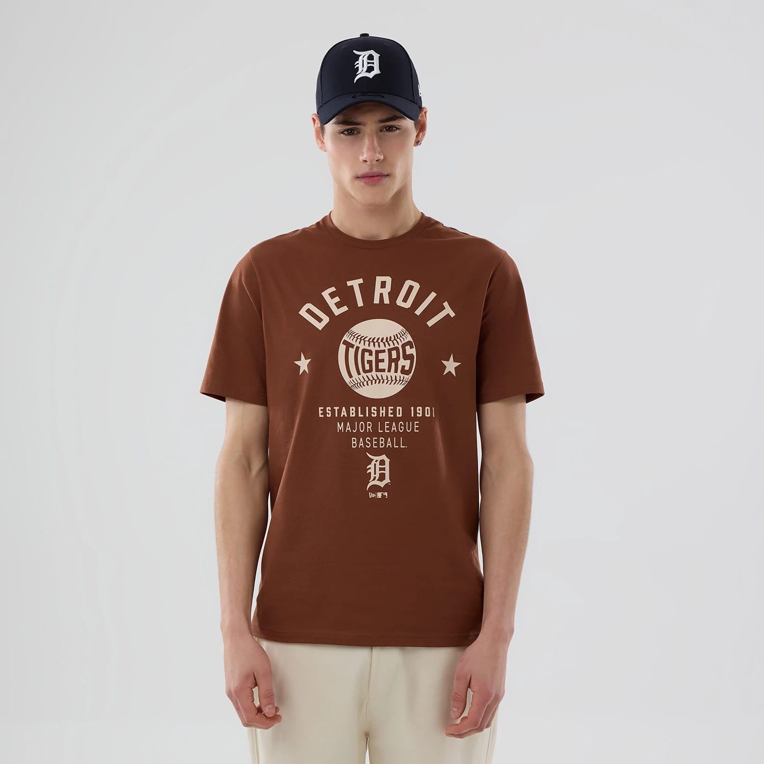 The model is wearing this MLB Graphic Detroit Tigers T-Shirt in brown. 4