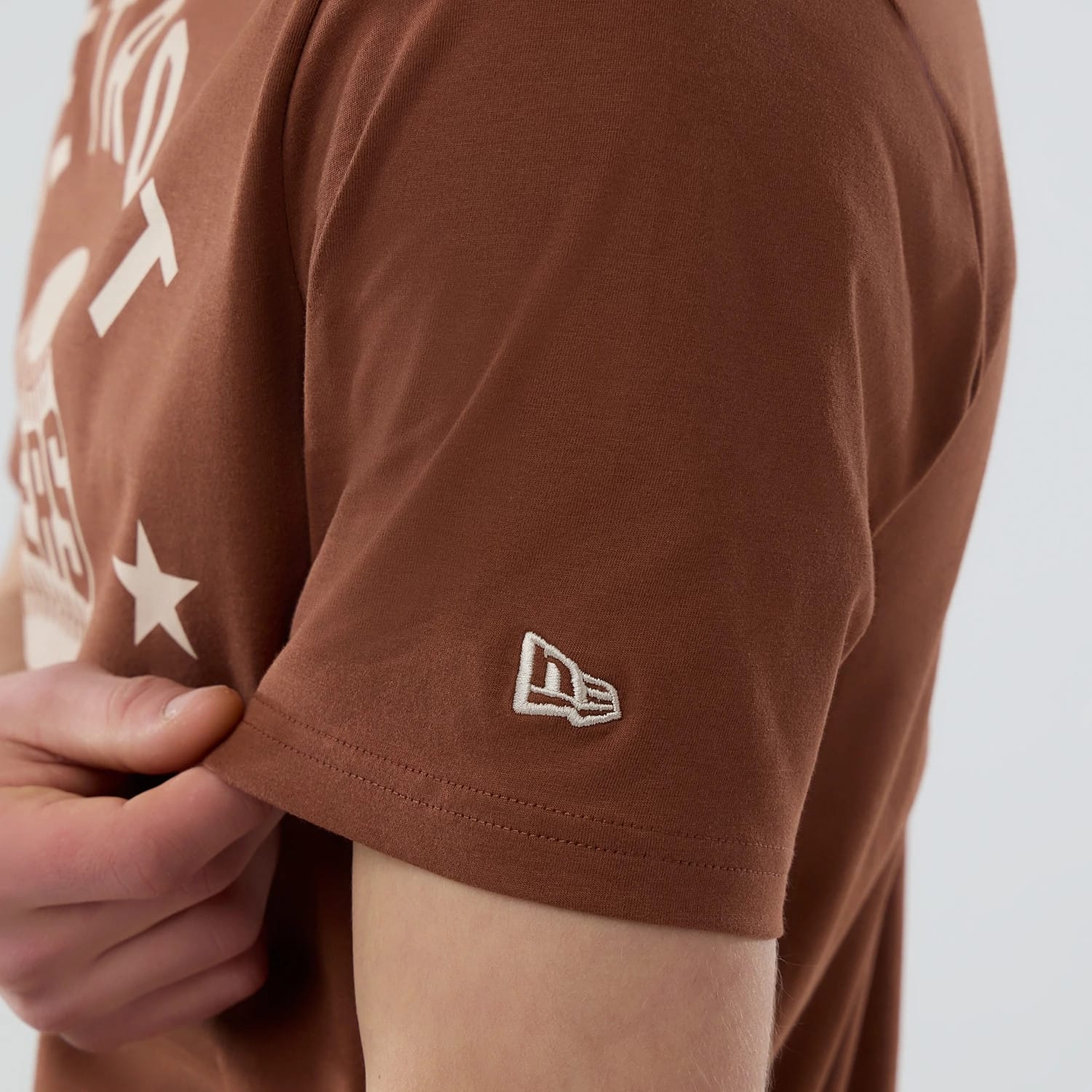 The model is wearing this MLB Graphic Detroit Tigers T-Shirt in brown. 3