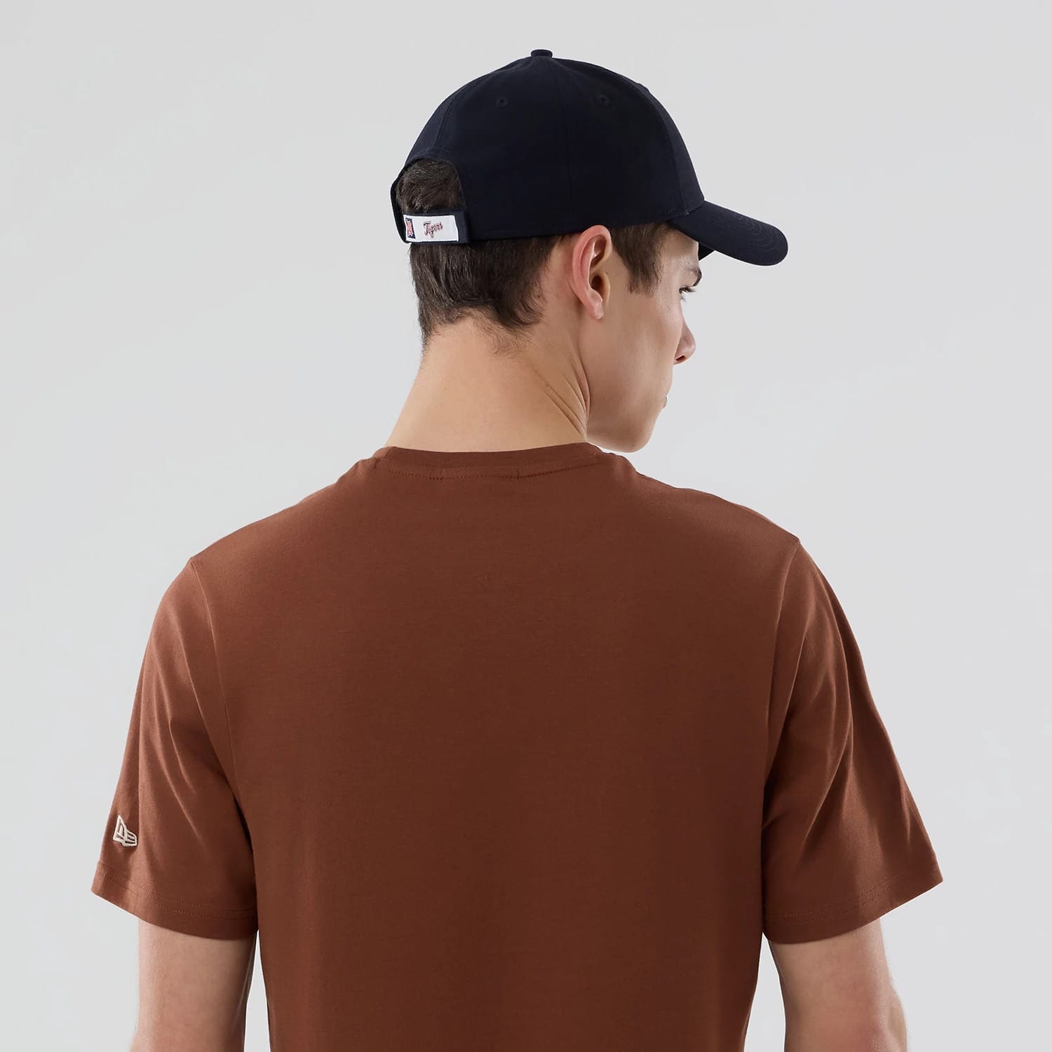 The model is wearing this MLB Graphic Detroit Tigers T-Shirt in brown. 6