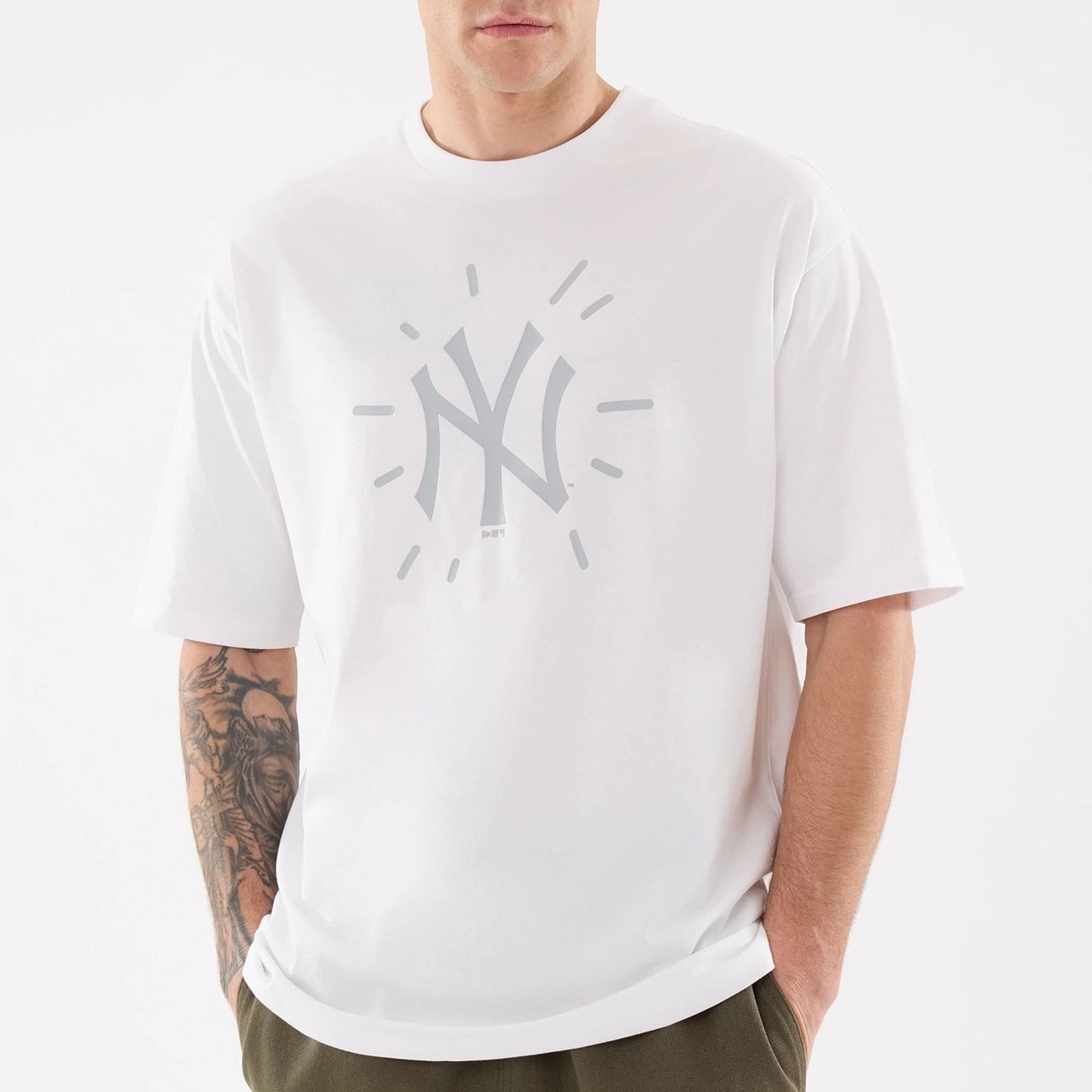 The model is wearing this MLB 59FIFTY Day Graphic New York Yankees T-Shirt in white. 6