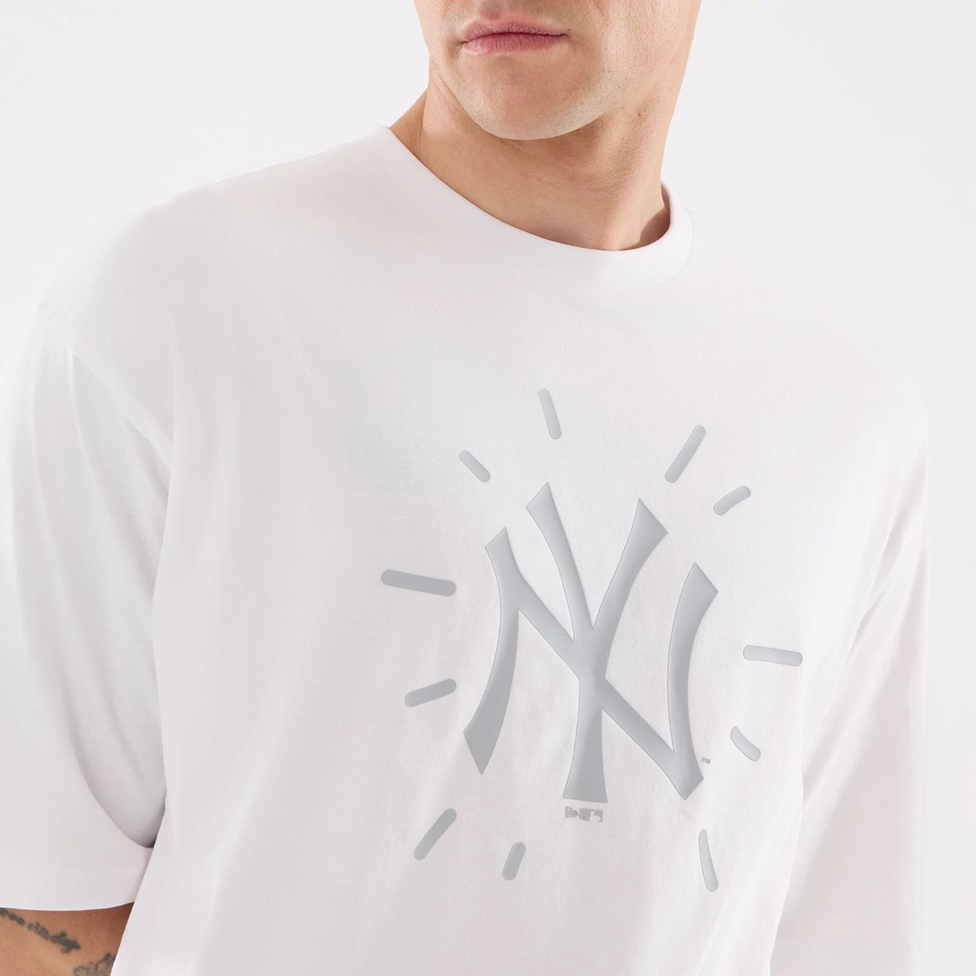 The model is wearing this MLB 59FIFTY Day Graphic New York Yankees T-Shirt in white. 7