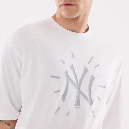 The model is wearing this MLB 59FIFTY Day Graphic New York Yankees T-Shirt in white. 7