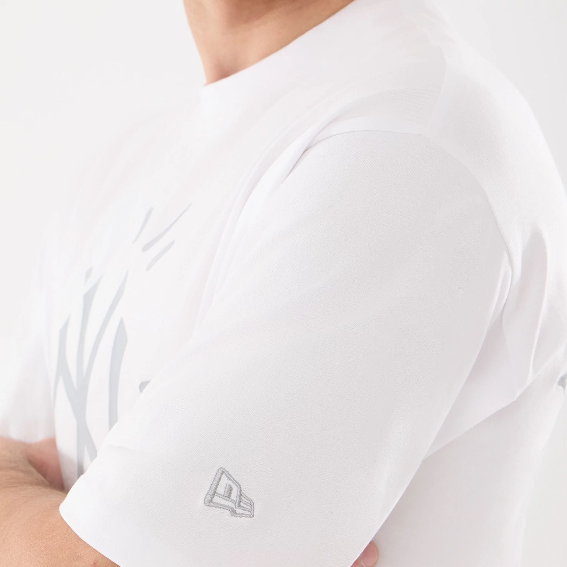 The model is wearing this MLB 59FIFTY Day Graphic New York Yankees T-Shirt in white. 3