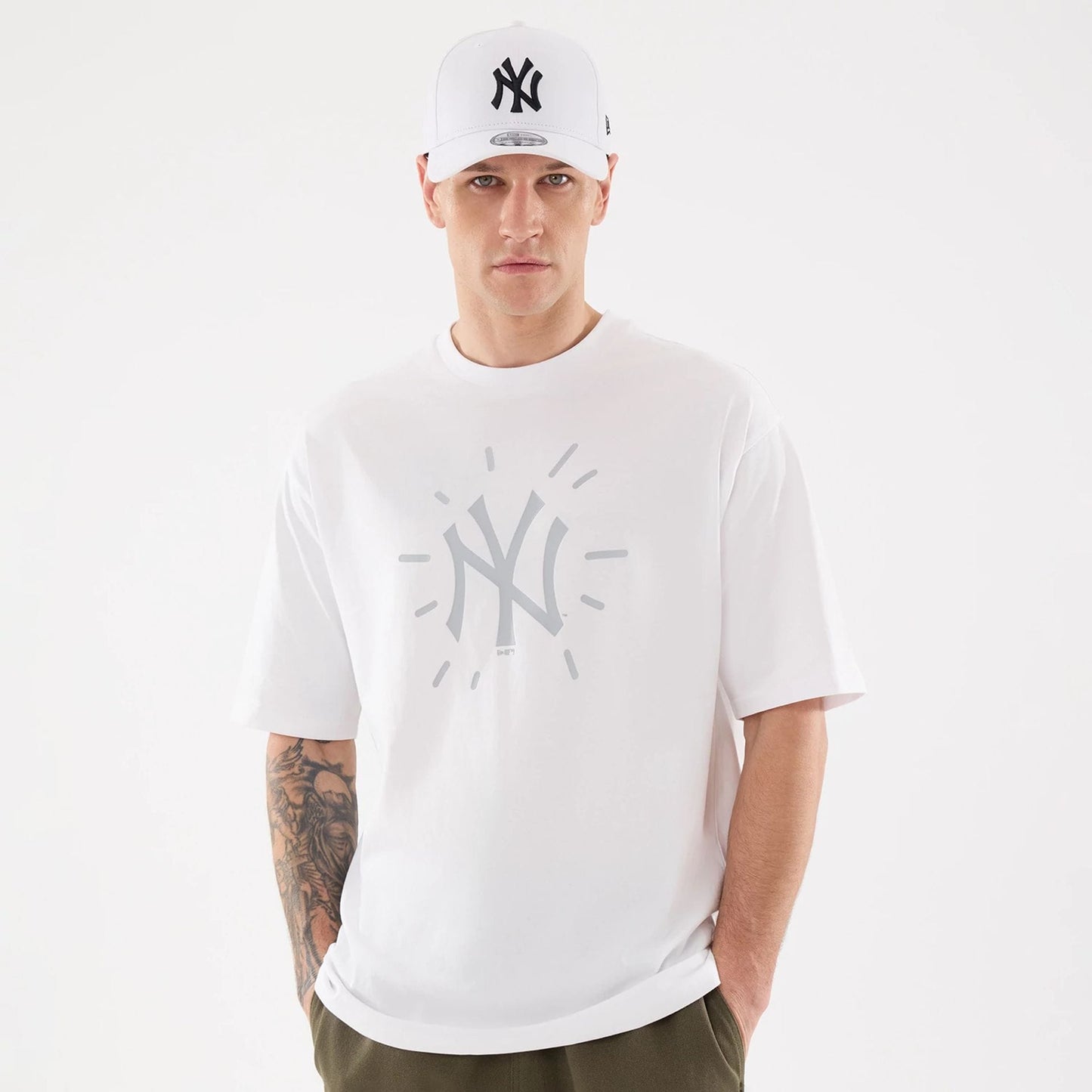 The model is wearing this MLB 59FIFTY Day Graphic New York Yankees T-Shirt in white. 1