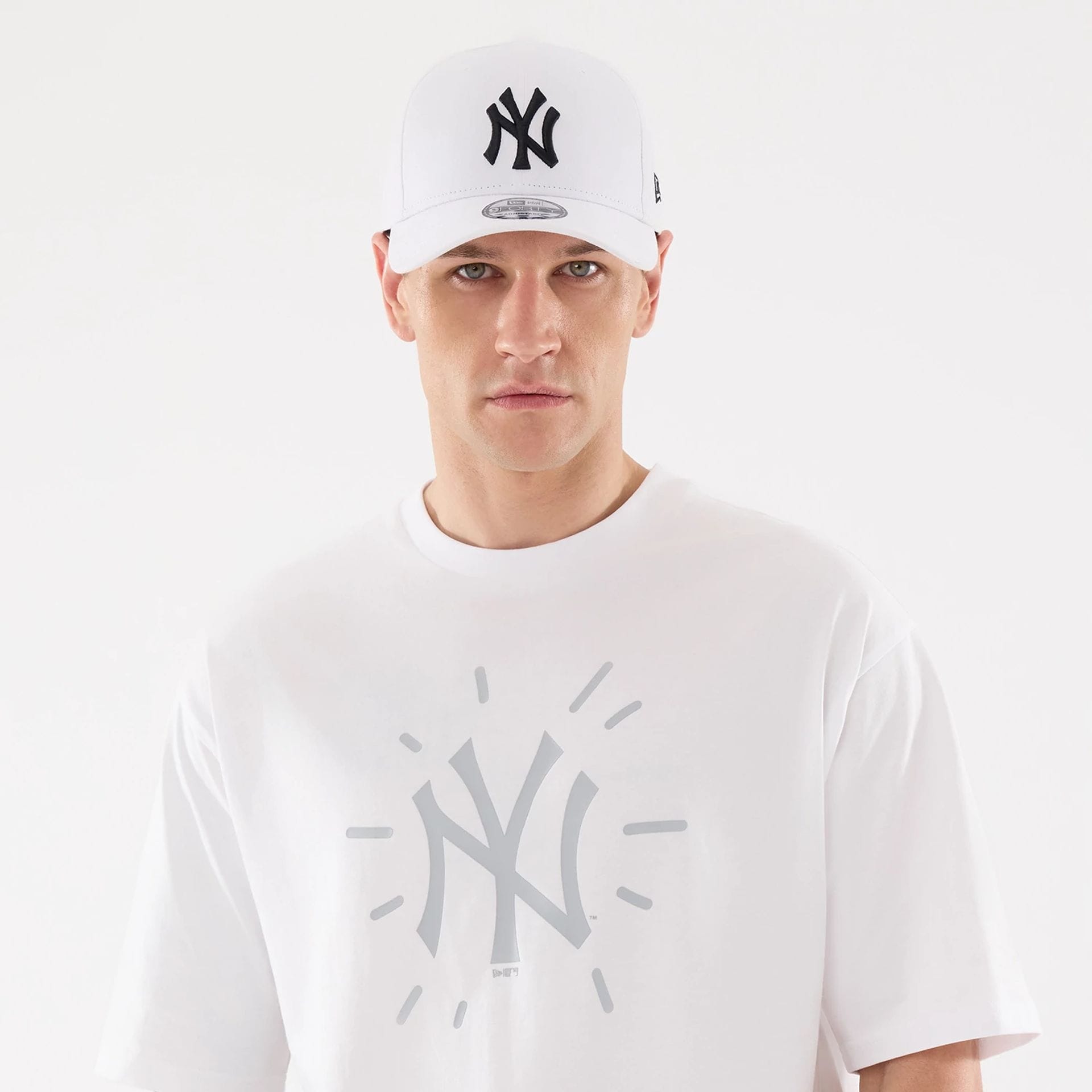 The model is wearing this MLB 59FIFTY Day Graphic New York Yankees T-Shirt in white. 5