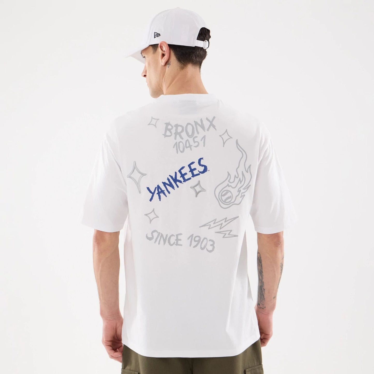 The model is wearing this MLB 59FIFTY Day Graphic New York Yankees T-Shirt in white. 2