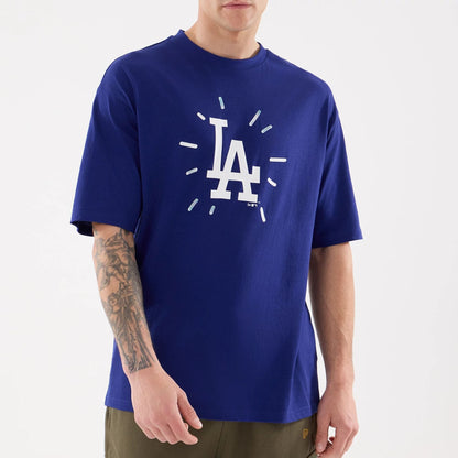 The model is wearing this MLB 59FIFTY Day Graphic LA Dodgers T-Shirt in dark blue. 5