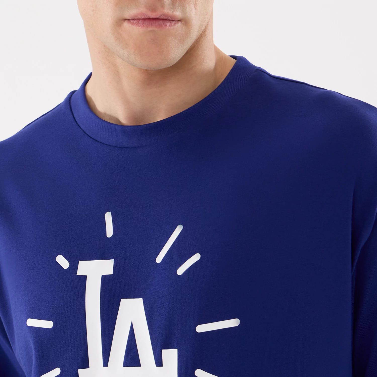 The model is wearing this MLB 59FIFTY Day Graphic LA Dodgers T-Shirt in dark blue. 4
