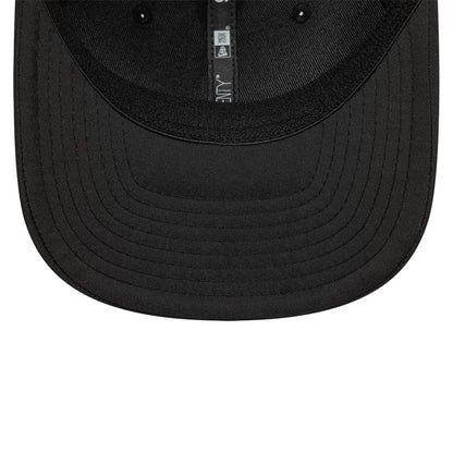 Pictured is this Catamaran Sail GP 9SEVENTY Stretch Snap cap in black. 5