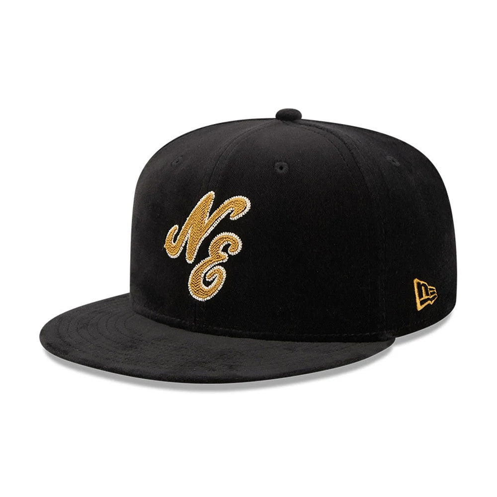 Pictured is this New Era 59FIFTY Day Sidepatch 59FIFTY Fitted cap in black. 4