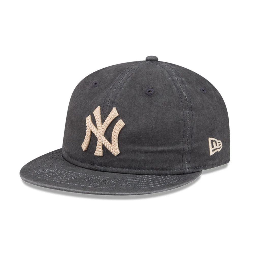 Pictured is this MLB 59FIFTY Day New York Yankees Retro Crown 59FIFTY Fitted cap in black. 1