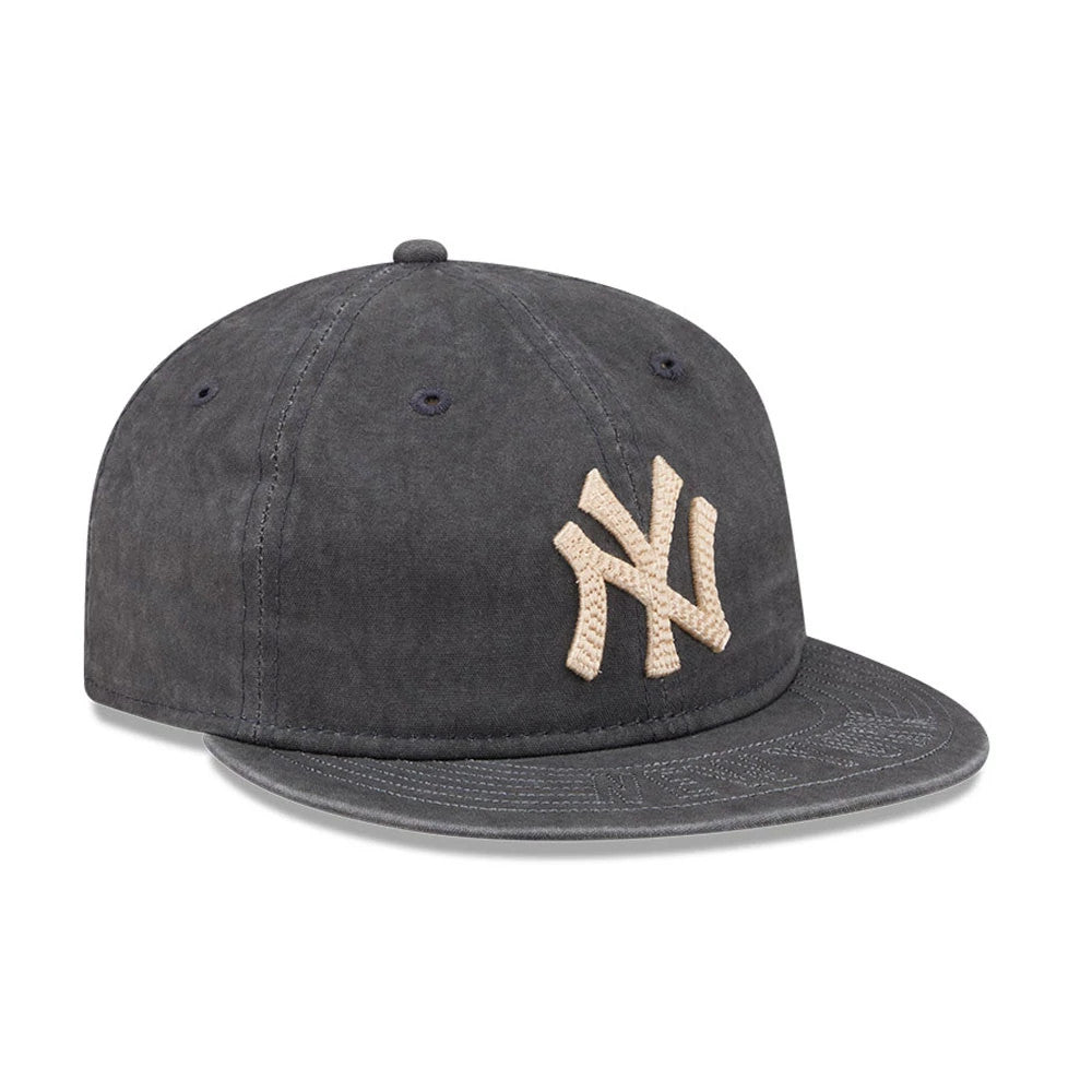 Pictured is this MLB 59FIFTY Day New York Yankees Retro Crown 59FIFTY Fitted cap in black. 4