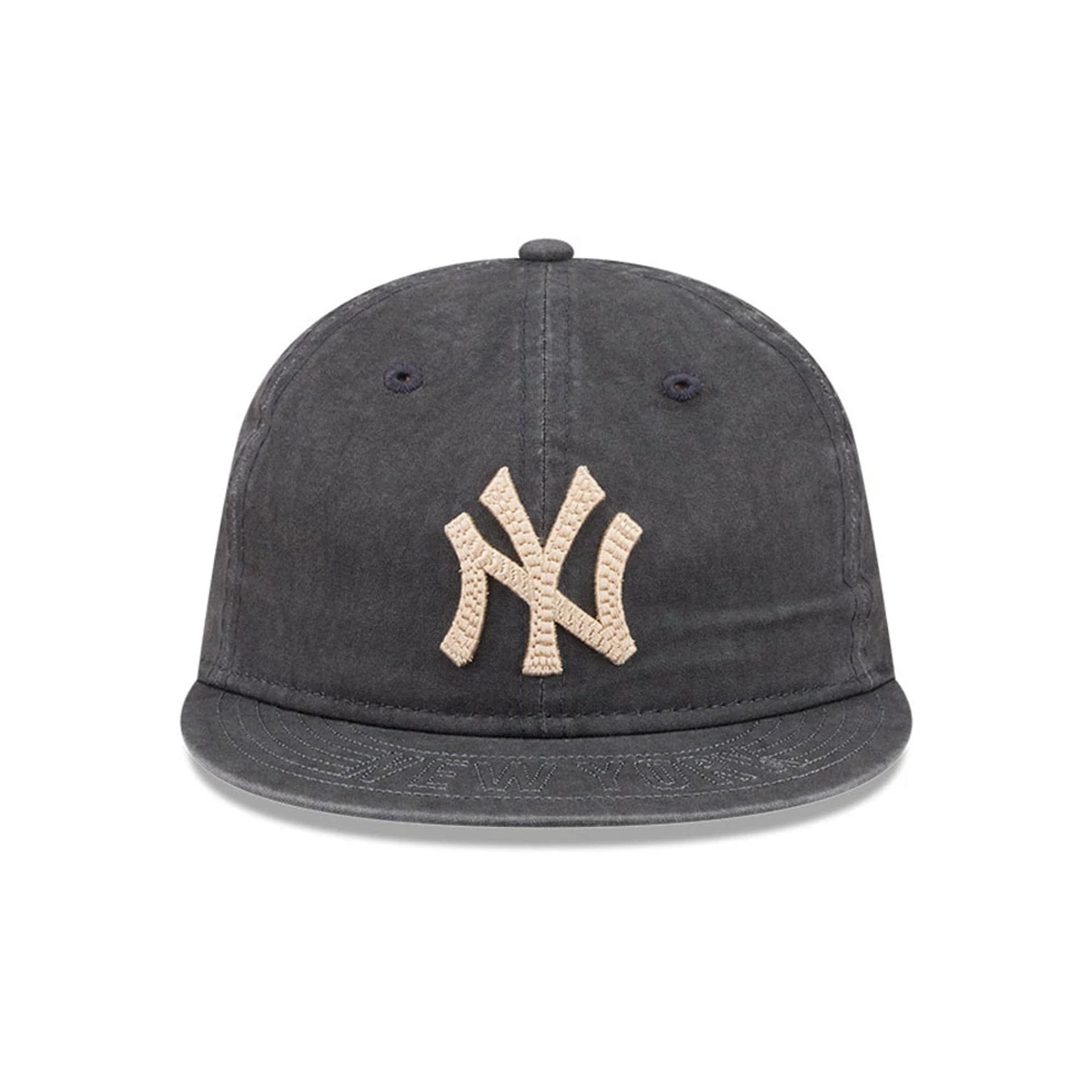 Pictured is this MLB 59FIFTY Day New York Yankees Retro Crown 59FIFTY Fitted cap in black. 3