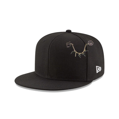 Pictured is this New Era 59FIFTY Day Chain Pin Badge in black. 2