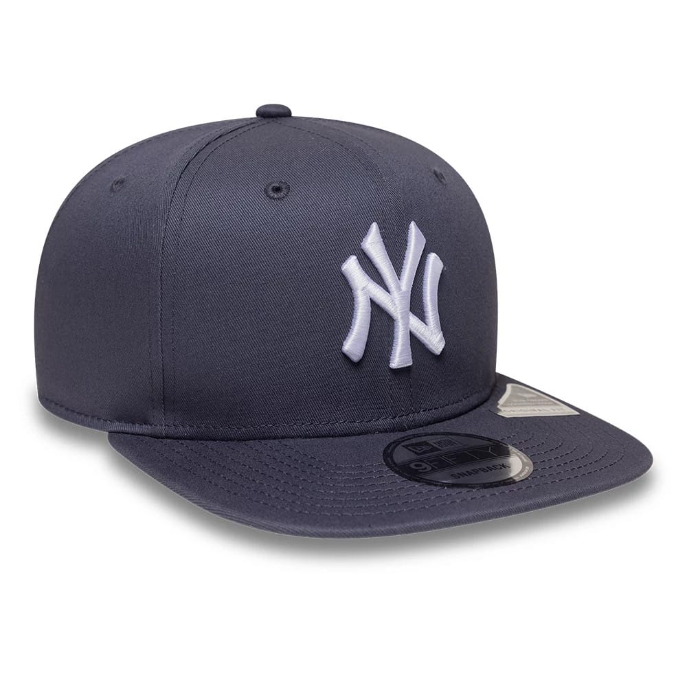 Pictured is this MLB League Essential New York Yankees 9FIFTY Snapback cap in grey. 3