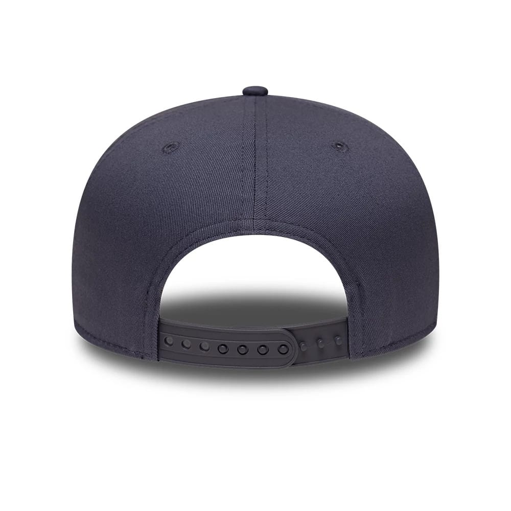 Pictured is this MLB League Essential New York Yankees 9FIFTY Snapback cap in grey. 4