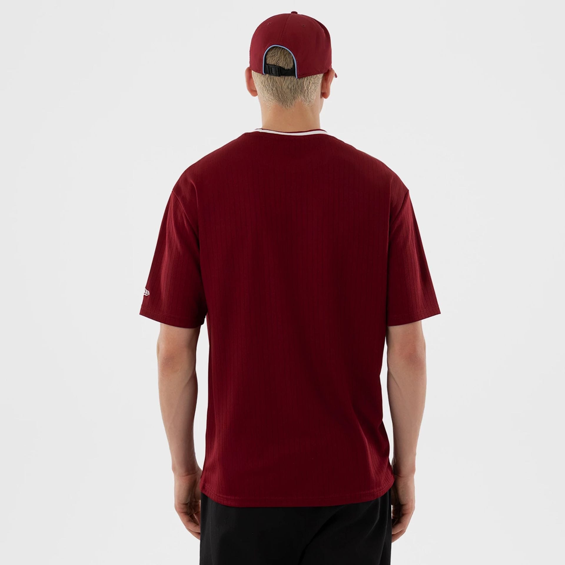 The model is wearing this MLB Philadelphia Phillies T-Shirt in dark red. 2