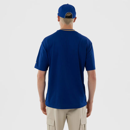 The model is wearing this MLB Kansas City Royals Oversized T-Shirt in blue. 2